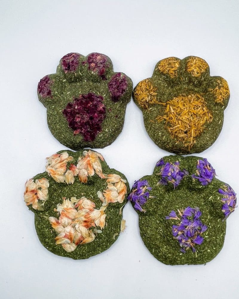 Timothy Hay Floral Paw Print Treat For Rabbit, Hamsters, Guinea Pigs, Chinchillas & Small Rodents