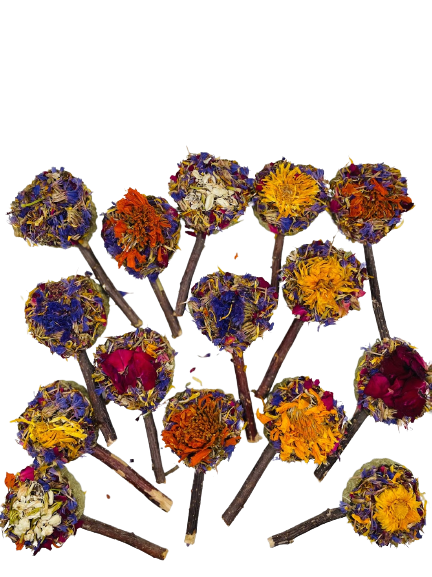 Heart-Shaped Timothy Hay Grass Lollipop With Petals Forage Treat For Rabbit, Hamsters, Guinea Pigs, Chinchillas & Small Rodents
