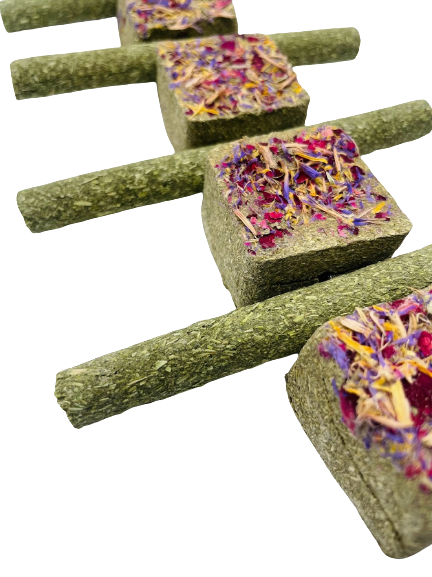 Timothy Hay Floral Grass Cube and Straw Hanging Chew Treat For Rabbit, Hamsters, Guinea Pigs, Chinchillas & Small Rodents.